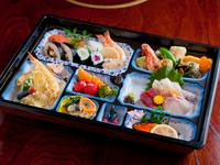 味が美味しいのはもちろんですが、量を食べられない方のためにお持ち帰りできる容器にしています。）（Ａ５ランク黒毛和牛焼肉付）