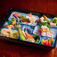 新鮮なお造り、天婦羅、寿司、煮物、フルーツ、酢の物、
黒毛和牛焼肉、ご満足のいただける御料理です。