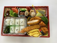 とんかつ、エビフライ、和牛ミンチかつ、唐揚げ、ハンバーグ、フライドポテト
などボリュウムいっぱいのお弁当です。