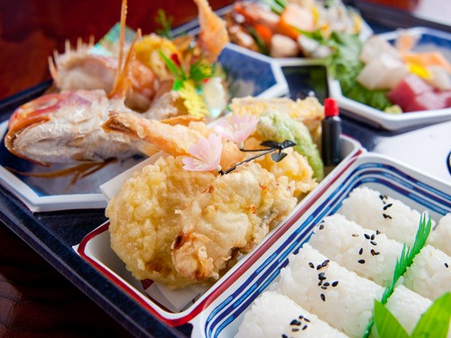 まるで器の上に華が咲いているように、綺麗に盛り付けられた料理