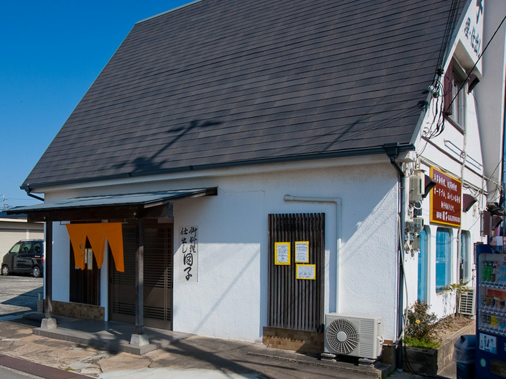 駐車場も10台完備。気軽に足を運ぶ事が出来ます