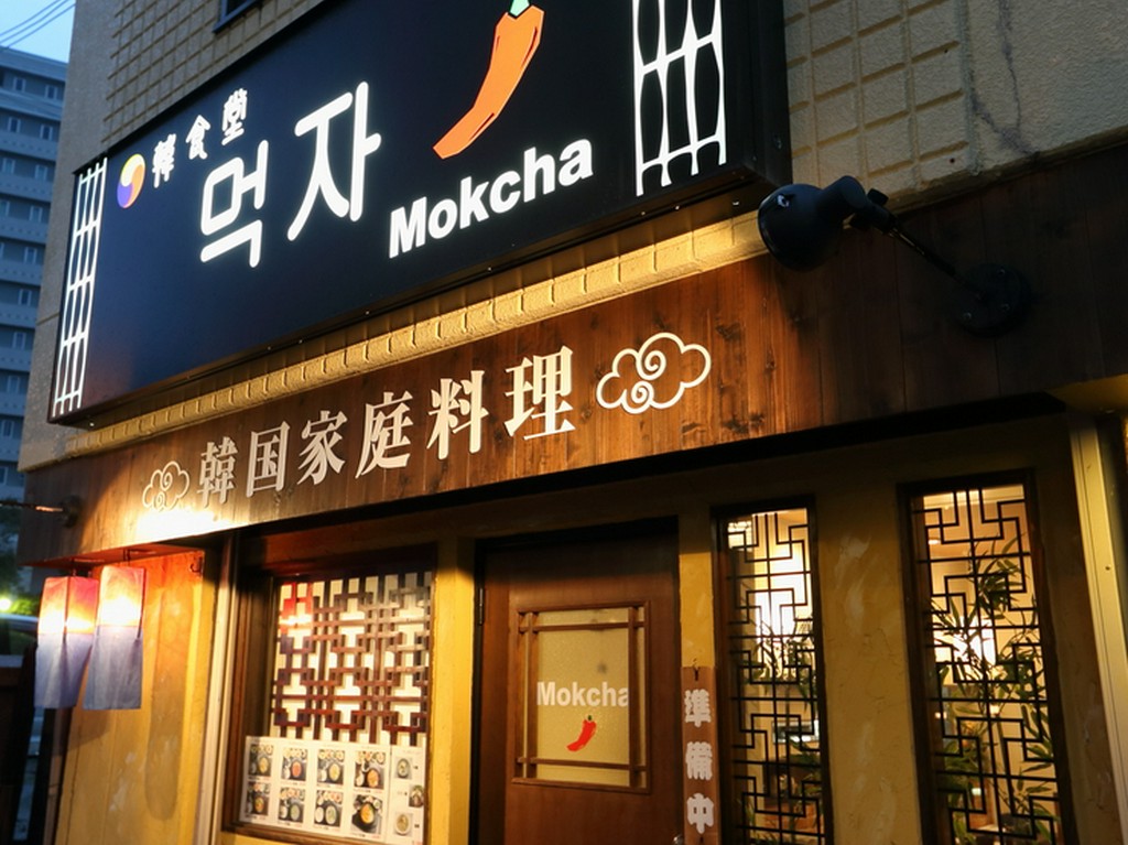 鍋を囲んで、一家団らんを楽しむ