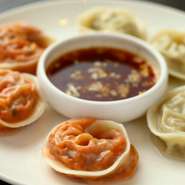 肉や野菜、豆腐やキムチなどを入れた韓国水餃子。ピリ辛風味はクセになること間違いなしです。