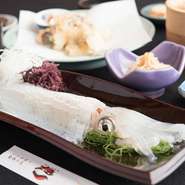 透き通るような美しさが自慢の『イカの活き造り』