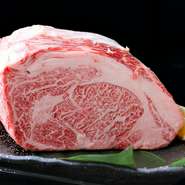 毎日おいしいお肉を提供できるよう、国産和牛にこだわって仕入れを行っています。程よくさしが入った『特選ロース』は、脂の甘みがふんわりと口の中に広がる至福の逸品です。