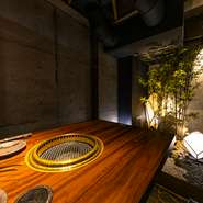 中目黒駅より徒歩4分。和を基調にした店内には各種趣のあるご個室が用意されています。隠れ家的な個室では箱庭を眺めながらゆったりと食事を楽しむことができ、大人デートにもぴったり。上質な時間を過ごせます。