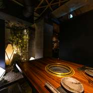 中目黒駅より徒歩4分の好立地。和を基調にした居心地のよい空間で、上質な黒毛和牛を存分に堪能できます。箱庭を眺められる個室での接待は大切なゲストのもてなしに最適です。