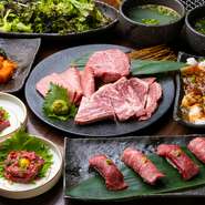 キムチの盛り合わせ、塩のりサラダ、ユッケ、肉寿司、本日の厳選焼肉五品、ライス（ご希望の方のみ）／わかめスープ／デザート。（二人前より承ります）