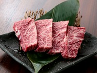 肉問屋だからこそできる肉質の良さを見た目にも感じられる圧巻のハラミ。赤身と白身のバランスも絶妙です。