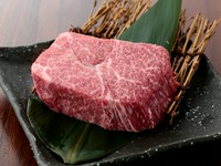 従来の赤身のイメージを払拭してしまうほど、赤身の奥深さを噛みしめることができます。ヘルシー志向の高い方や女性からの人気を誇るメニュー。