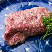 特製塩だれでもみ上げた塊肉を、目の前の網でスタッフが豪快に焼き上げます。仕上げにウイスキーでフランベするので、まさに炎がメラメラと上がり、香りも豊かな逸品に。