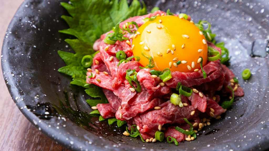 幻のユッケの卵黄が大玉に。『卵黄ユッケ』