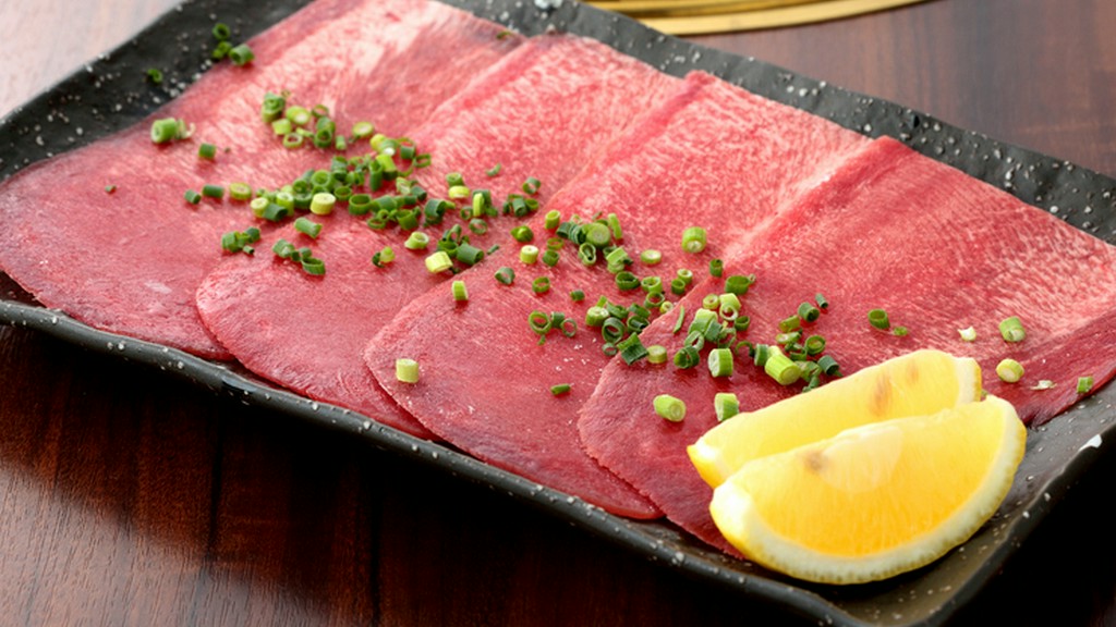 オーダーを受けてからカット、塩こしょうやレモンでさっぱりと味わいたい『噂のタン塩』