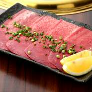 タン先からタン元までを1枚で味わうことができる独自のカット。歯ごたえと柔らかさを堪能できる人気の部位です。