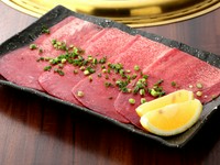 タン先からタン元までを1枚で味わうことができる独自のカット。歯ごたえと柔らかさを堪能できる人気の部位です。