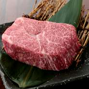 肉の鮮度や旨み、サシの美しさなど様々な観点からその日一番輝いている和牛を買付しています。ブランドや肉のランクだけでなく、本物を見極める目は肉の卸問屋だからこそ。