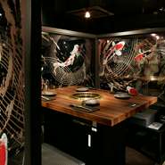 和を基調にした店内には、箱庭を眺めながらゆったりとお食事を楽しんでいただける隠れ家的な個室も完備。気心知れた仲間や大切な人と過ごすデートなどにぜひご利用ください。