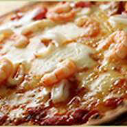 新鮮な魚介類を贅沢に使った当店自慢の人気のピザ。ぷりぷりとした弾力のある歯ごたえも美味しさの秘密。