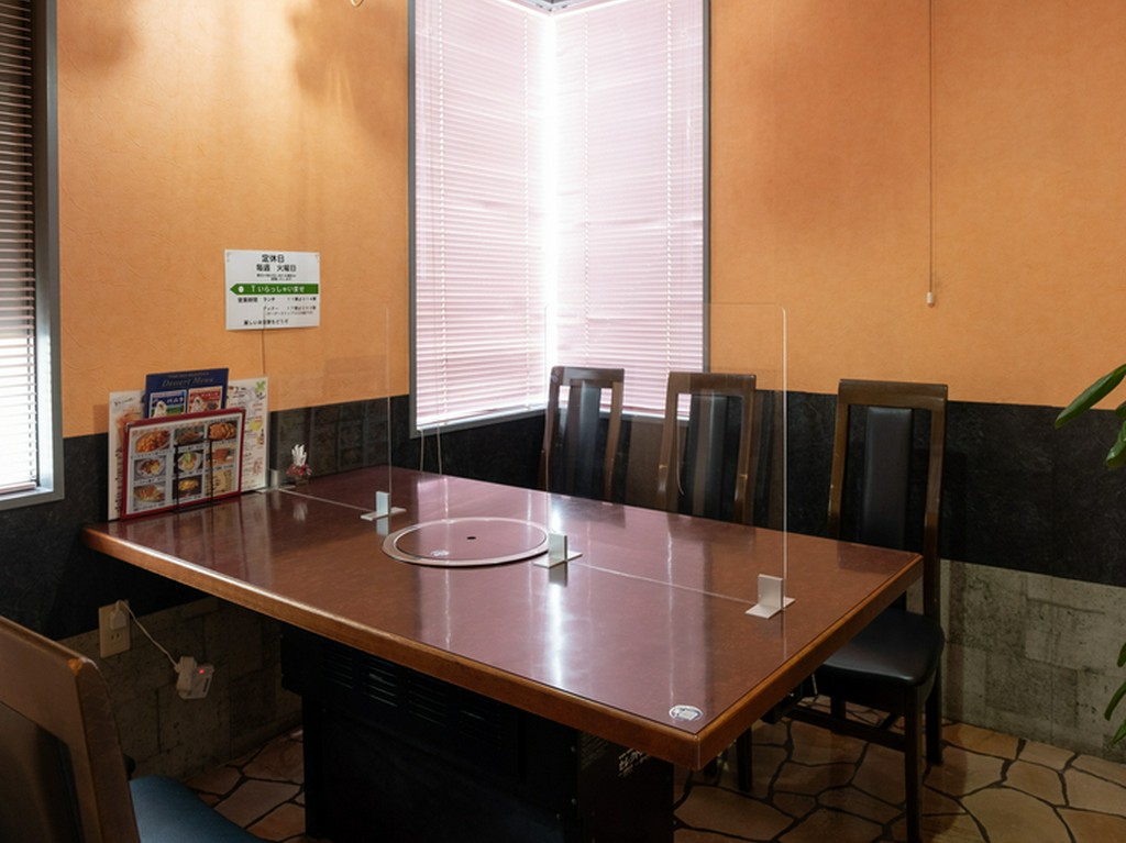 半個室のテーブル席