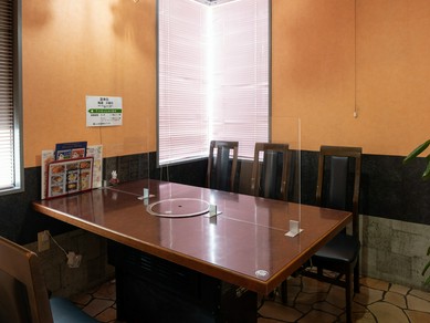 半個室のテーブル席