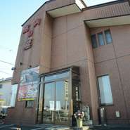 店名【焼肉の鷹】が、大きくかかげられた外観が目印です。広々とした店内でアットホームな雰囲気のお店なので、大人数でもお一人でも、気軽に利用できます。駐車場も8台利用可能で、車での来店も便利です。