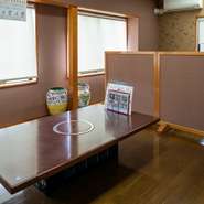 大きな窓から明るく陽が差し込む店内。広びろとゆったり作られた座敷は宴会などにもピッタリです。春の歓送迎会や、ご家族のお祝い事など、色々なシーンに利用できます。