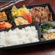 【焼肉の鷹】のこだわりのお肉を自宅や外出先で気軽に楽しめる、お弁当メニューも登場。写真『カルビ弁当』をはじめ、各種お弁当承ります。