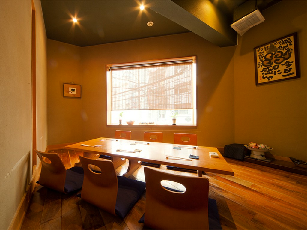 2Fには6名まで着席可能な個室を完備。大切な接待や会食に