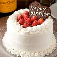 誕生日や記念日などのお祝いごとには欠かせないケーキ。【a　tempo】ではシェフが手づくりで生ケーキを提供します。二段ケーキも可能。特別な日の演出に、ぜひ利用してみてはいかがでしょうか。
