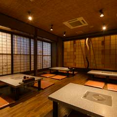 木の温もりある和モダンな店内