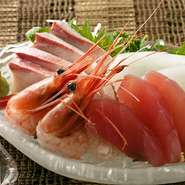 金沢漁港が近いため、毎日、その日の朝、水揚げされたばかりの季節の魚介類を買い付けています。『お造り』などで、旬の海の幸の豊かな味わいを満喫できます。