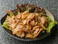 親鶏の皮ならではの旨みと程よい歯ごたえがクセになる『とり皮（ガーリック味）』