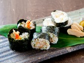 大葉、白ごま、鰹節の風味が効いた『名物　無名屋の海老天むす』