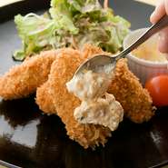 カキが旬な時期限定の看板メニュー。広島産のジューシーなカキに、自家製タルタルソースの相性は抜群。