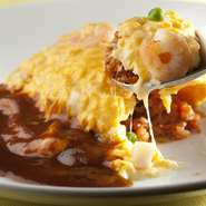 一番シンプルなオムレツライス。ケチャップライスに半熟のオムレツ。デミグラスソースで召し上がれ