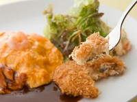 ６種類の洋食から
２種類をチョイスできるメニューです
追加料金803円で３種類の盛り合わせもできます
