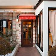 店内からこぼれるやさしい光があたたかい。ゆったりとした時間を、大切な人とお過ごしください。