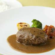 デミグラスソースとわさびペッパーソースの2種類が選べる『ハンバーグ』。ご飯が進みます！ 