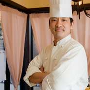 こだわりは「すべて自家製」。デミグラスソース、マヨネーズ、ドレッシングはもちろん、パンやケーキ、アイスもすべて手作りです。また、白いご飯と一緒に食べられる洋食を目指し、オーダー後に炊き上げる白飯も自慢の一品です。イタリア料理にフランス料理、洋食に和食、さらにはベトナム・ブラジル日本国総領事館の公邸料理人として、海外でも活躍してきた豊富な経験が光る、独創的な洋食の数々をお楽しみください。