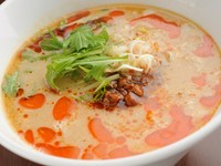 担々麺専用にあつらえた醤油を使い、胡麻の風味が豊かでクリーミーに仕上げたスープが好評です。