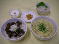 台湾ではポピュラーな豚肉丼と塩味のハーフ麺のセット。
（ランチは９3０円です）