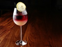 自家製レモンシロップの酸味と甘いローズが香る、赤ワインのカクテル。