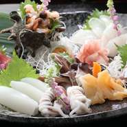獲れたて、新鮮な魚貝を彩り良く盛り合わせた一皿です。人数、予算に応じておつくりします。