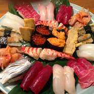 大将オススメのにぎりを、彩り良く盛り合わせました。