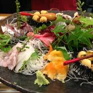 獲れたて、新鮮な魚貝を彩り良く盛り合わせた一皿です。人数、予算に応じておつくりします。