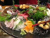 獲れたて、新鮮な魚貝を彩り良く盛り合わせた一皿です。人数、予算に応じておつくりします。