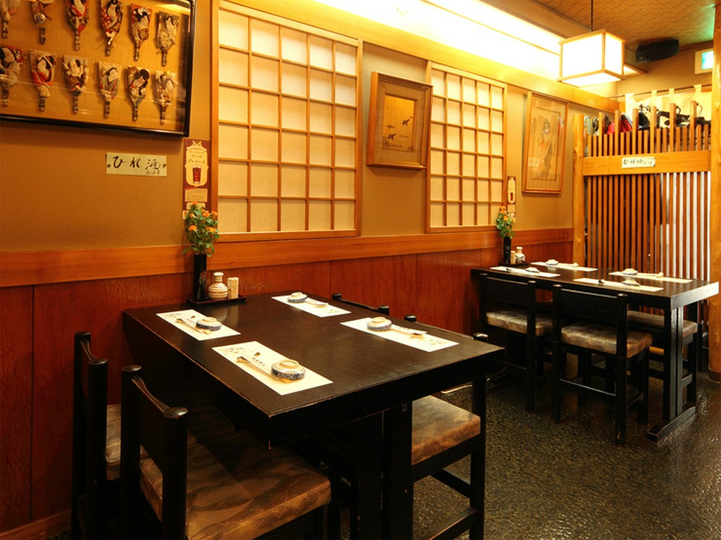 内観～テーブル席