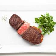20年の歳月をかけて、研究した製法で熟成させた肉を、香ばしく焼き上げた『自社熟成ドライエイジングステーキ』。熟成香と、コクのある柔らかい肉の旨みとのバランスが秀逸な、一度は味わいたい人気メニューです。