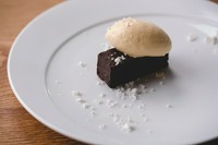 口どけなめらかな濃厚ショコラテリーヌにバニラアイスを添えて