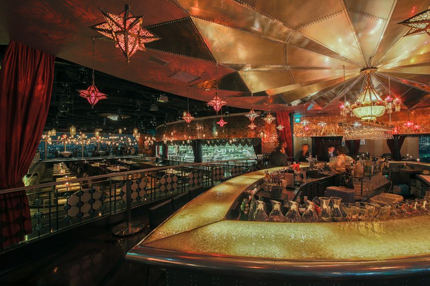 夜景を臨みつつ、お酒が楽しめるバースペース